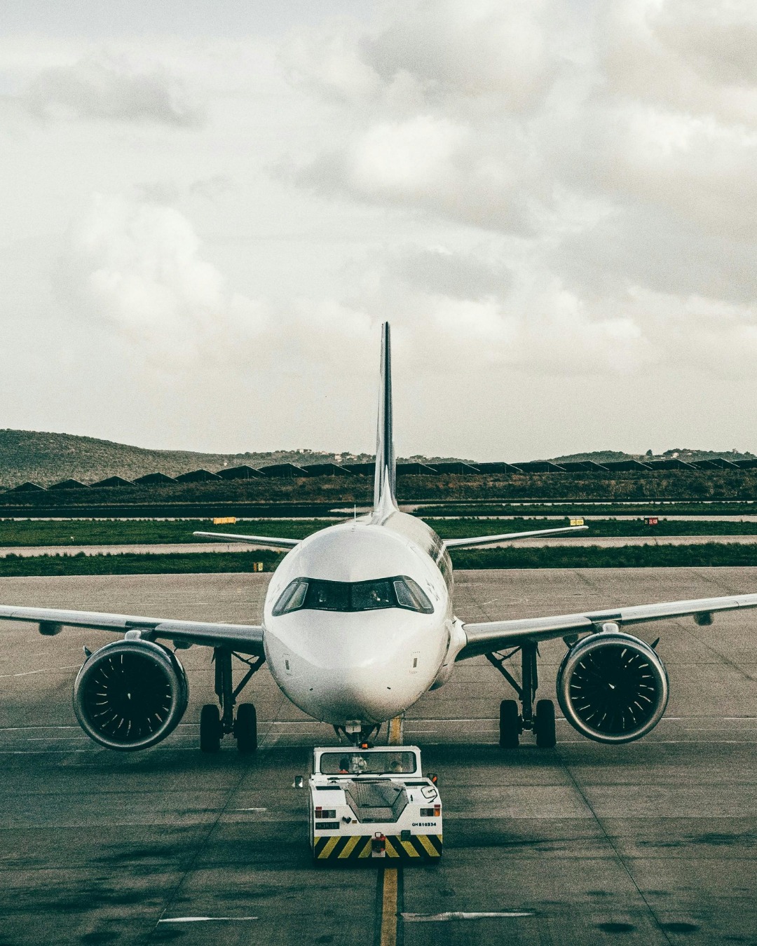 Avion cargo tracté sur l’aire de trafic