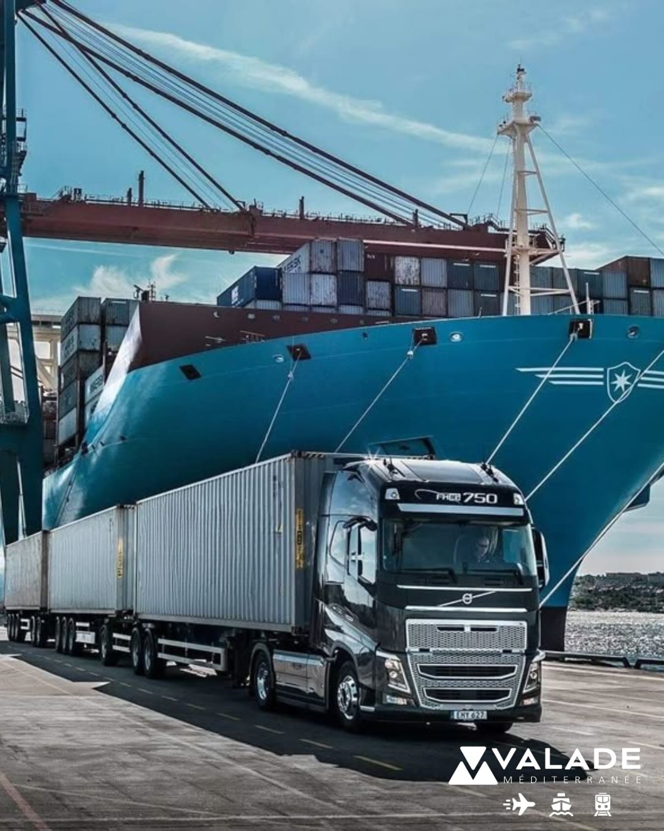 Camions et navire à quai